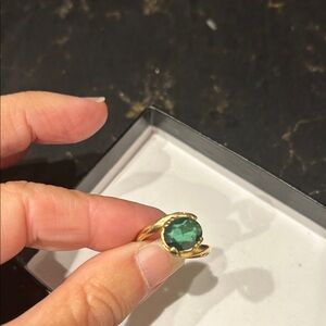 Elegant Vintage 14K Gold Ring with Bright Green Emerald